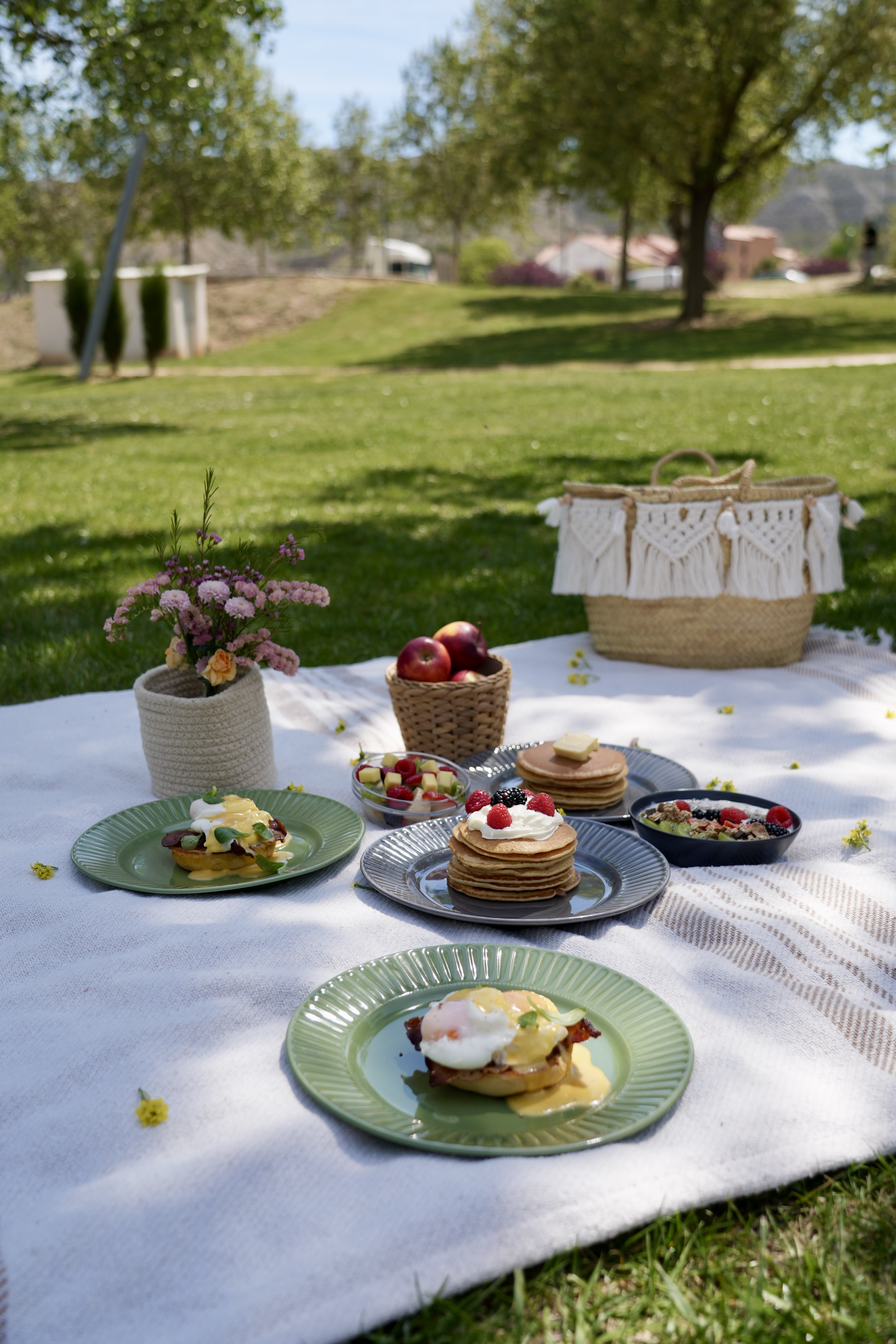 Outdoor picnic breakfast with Eggs Benedict, pancakes and fresh fruit — Mallorca